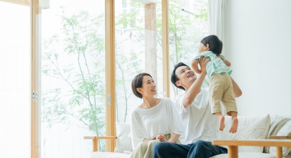 私たちはお一人おひとりの理想の生活を伺い、実現するための家づくりを建築家と一緒に行っています。